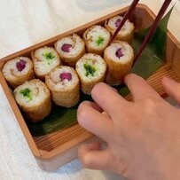 【夫弁当】2色の断面が可愛い！交互に並んで綺麗な「一口いなり弁当」カラッと揚げた〈鯖〉も美味しそう！