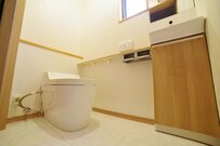 夫の友人が泊まりに来る前日に「トイレに起きた変化」　妻が置いたプレートの内容に共感する声が続出