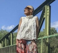 【海外マダムのボヘミアンコーデ】〈総柄サルエルパンツ×白ブラウス〉でリラクシーなスタイルを披露「美しい！」「素敵ですね！」の声