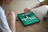 オセロの戦法が一変する「画期的な札」が話題に　想像の斜め上を行く発想に驚き