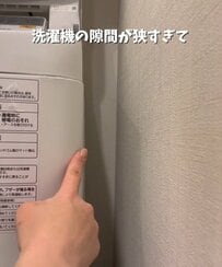 【100均DIY】セリアグッズを組み合わせて貼るだけ！洗濯機横の隙間に〈激狭収納〉が爆誕！「シンデレラフィット気持ちがいい」と話題
