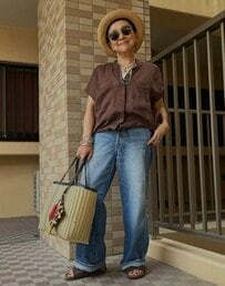 【64歳マダム】〈ブラウンシャツ×デニム〉のかっこいい大人カジュアルコーデが素敵！