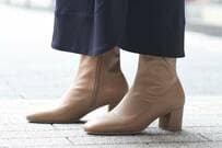 今年っぽいのは黒以外。「淡色ブーツ」で一気に垢抜ける！