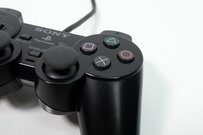「我が家のPS2本体はこの角度でないと…」ゲームあるあるに共感する声が続出「うちも同じ」「絶妙な位置」