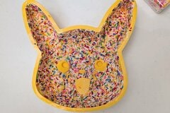 カラフルなピカチュウのケーキを作ろうとしたら… 想像と異なる焼き上がりに「闇堕ちピカチュウだ」