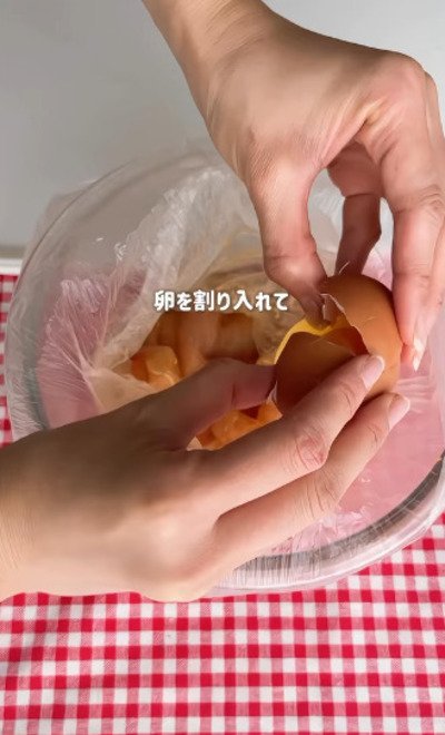 鶏ささみ肉に味付けをしていく