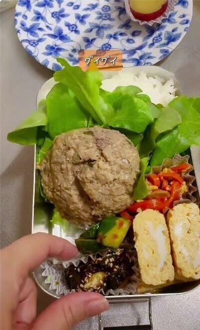 梅きゅうがすき間に収まったところ
