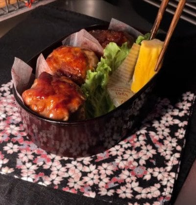 50代の母が子どもに作る「肉巻きおにぎり弁当」　卵焼きやハムもそろった華やかな弁当がたまらない…