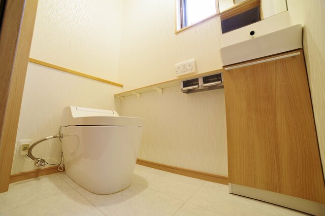 夫の友人が泊まりに来る前日に「トイレに起きた変化」　妻が置いたプレートの内容に共感する声が続出