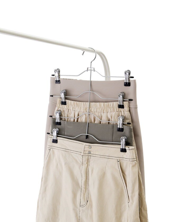 《かさばらず、すっきり収納》4連スカートハンガー　330円（税込）