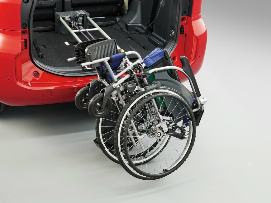 トヨタ「新型シエンタ」以外にも対応！車いす収納装置を発売！