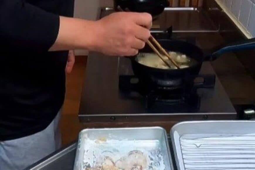 料理上手な父が息子に作る【高校1年生最後の弁当】　おにぎりや唐揚げが入った「愛情を感じるお弁当」にほっこり