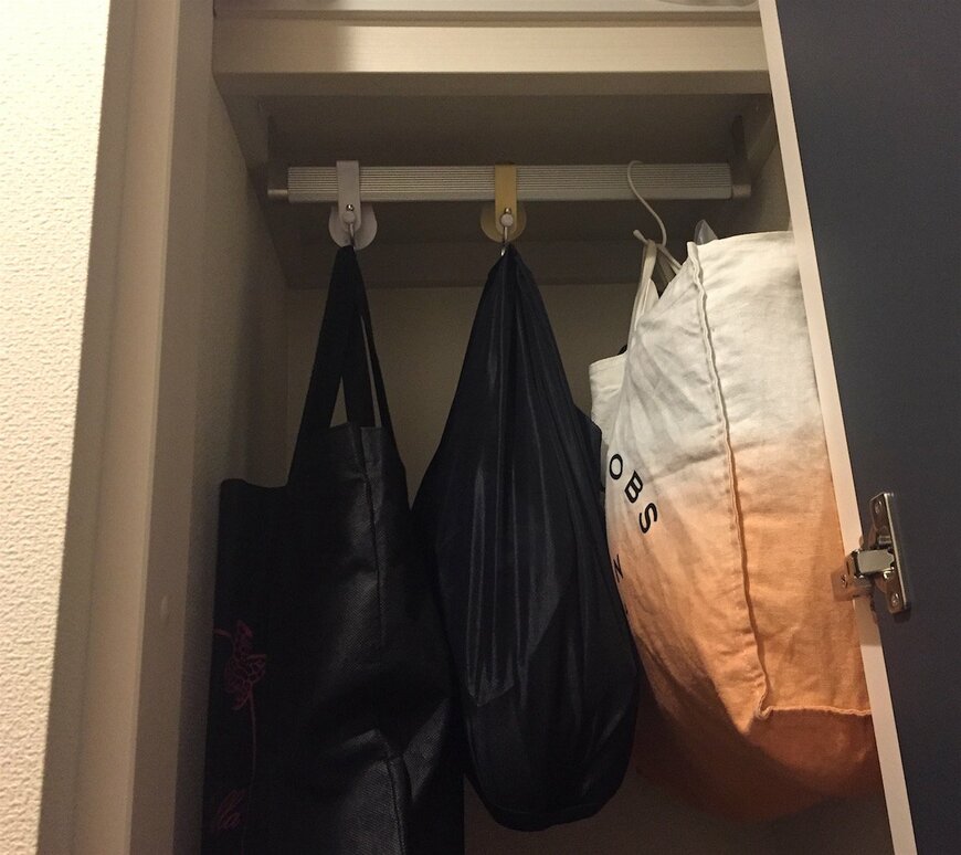 玄関脇には雨具や防災グッズを収納