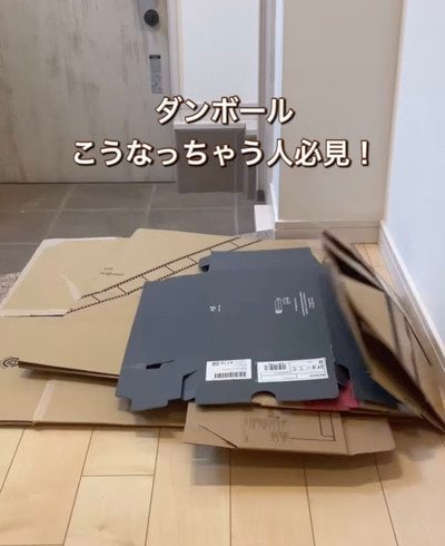 「真似したい！ナイスアイデア！」散らかりがちな〈ダンボール〉→セリアの〈ワイヤーふきんかけとピンフック〉でスッキリ収納！