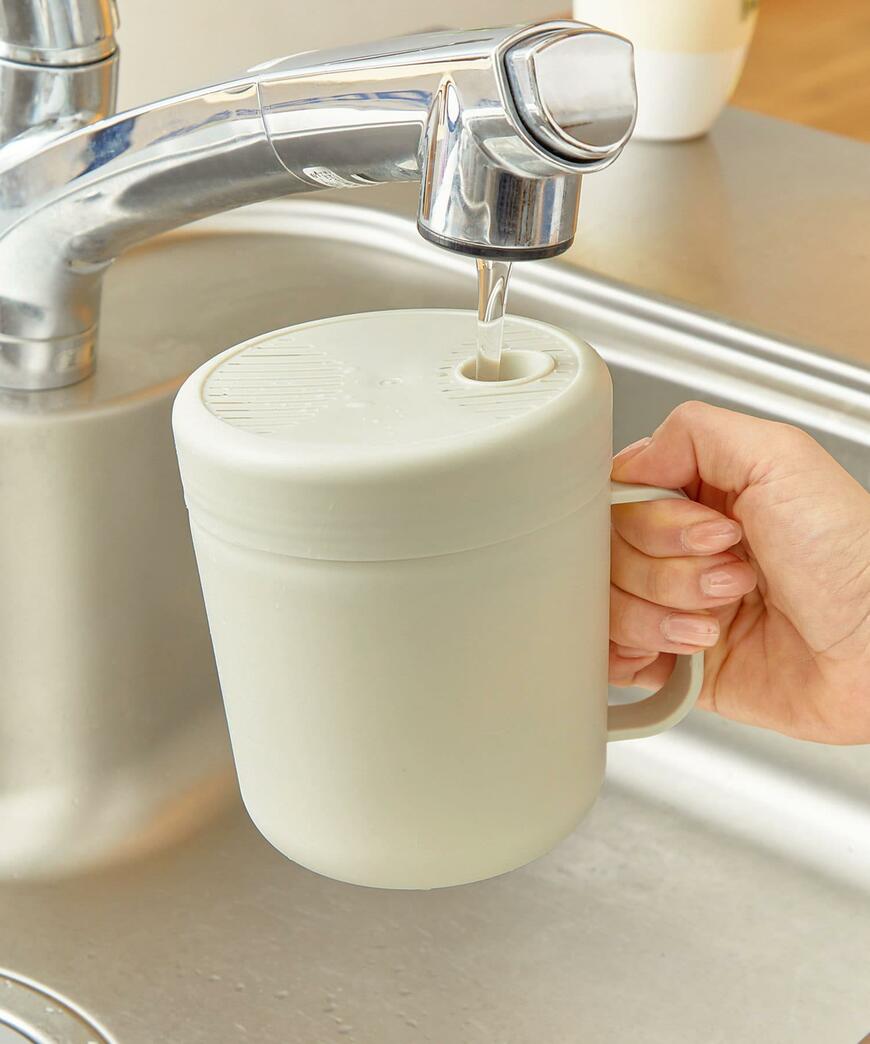 出所：パルグループ公式ファッション通販サイト 3COINS 《煮物や蒸し鶏も作れる！》一人炊き用炊飯マグ／KITINTO