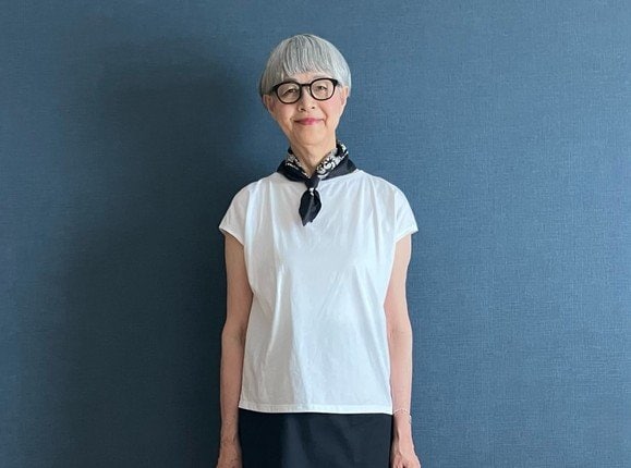 【70代マダム】が着こなす「無印良品」白Tシャツ。「モノトーンコーデ」で“秋を感じる”上品大人カジュアル