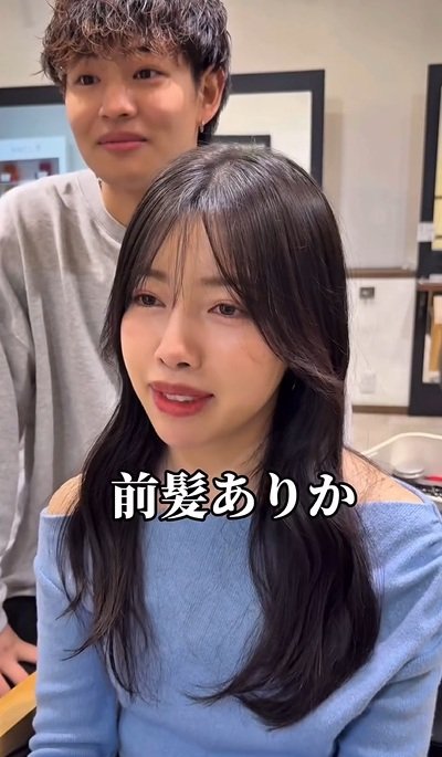 似合う髪型がわからないと悩む女性、プロの手で憧れの韓国風ヘアに変身して笑顔に