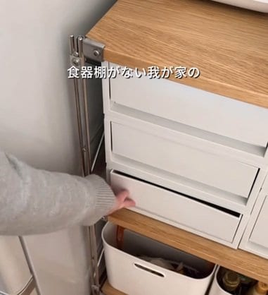 【スッキリ収納】食器棚がないキッチンの〈カトラリー類〉→無印良品と100均で〈暮らしを整える美収納〉が完成！どこに何があるか一目瞭然な機能美あふれるアイデア
