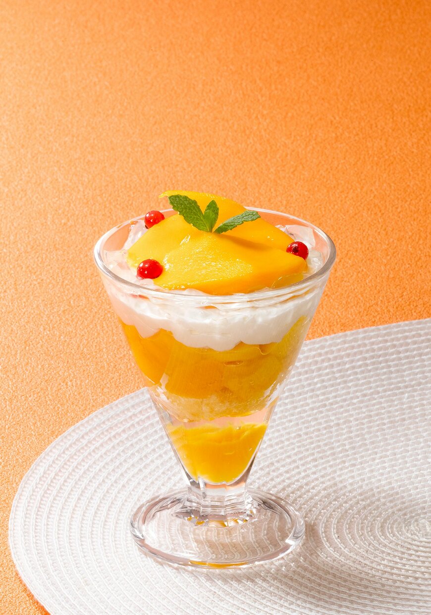 出所：ロイヤルホールディングス株式会社「スムージーが初登場！マンゴーの濃厚な香りと甘みを楽しむ夏期限定デザート『Mellow Apple Mango』～7月11日（木）から全国のロイヤルホストで販売～」