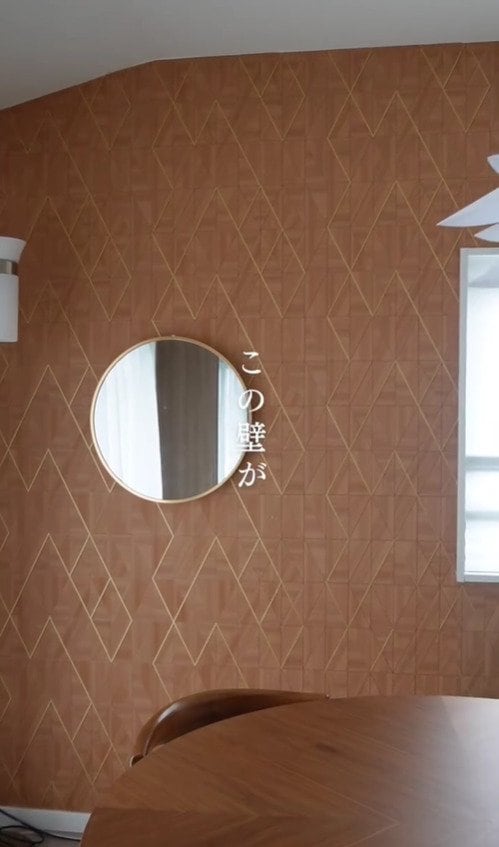 「発想が素晴らしい」築42年分譲団地のリノベで壁面をおしゃれにDIY！費用を10分の1に抑えるアイディアに大反響