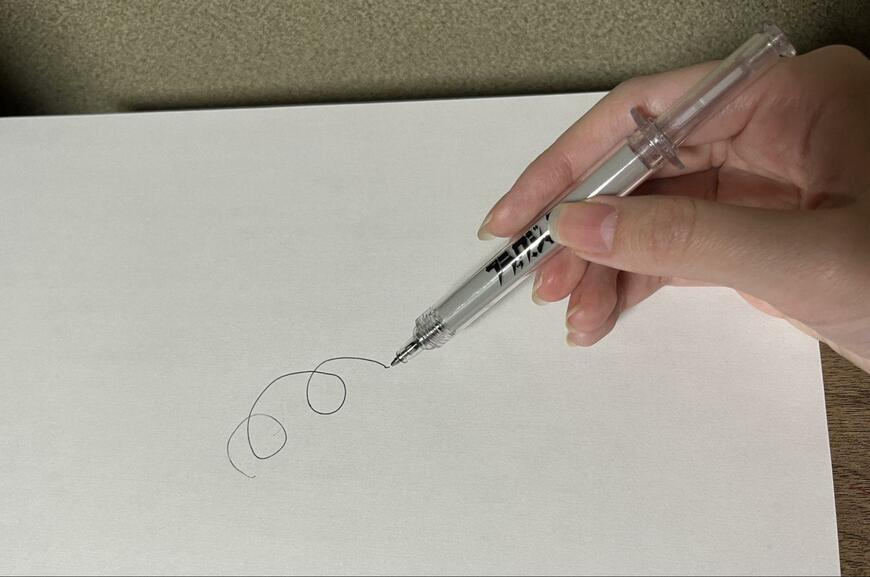 筆者撮影（ダイソー、注射器型ボールペン 2本入り）