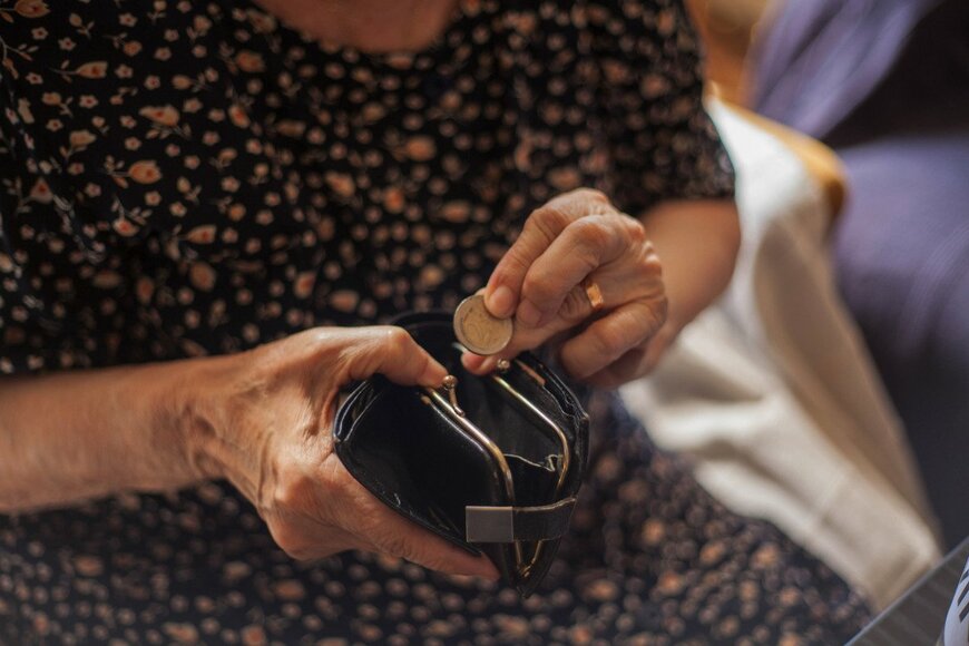 年々増加する「70歳代ひとり暮らし」の厳しい現実【円グラフ】貯蓄やひとり分の年金、就業状況とは