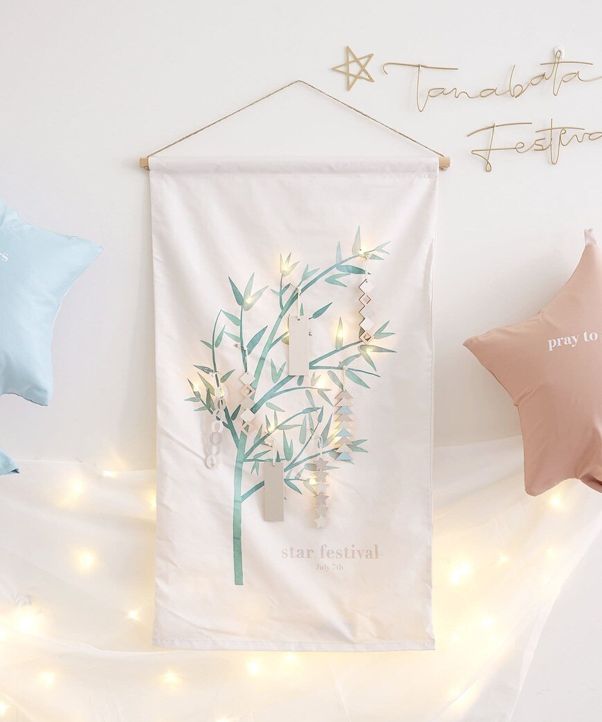 出所：パルグループ公式ファッション通販サイト 3COINS 【七夕】オーナメント付き光るタペストリー