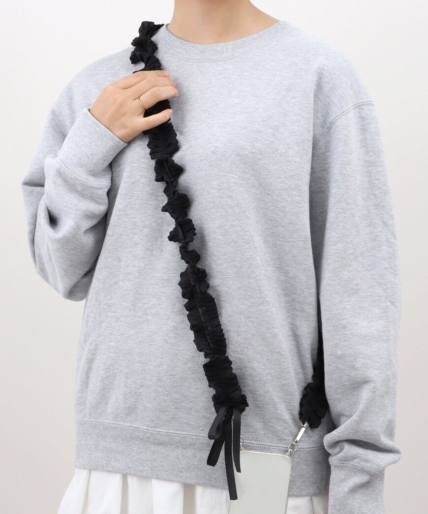 出所：3COINS公式　リボンフリルスマホショルダー