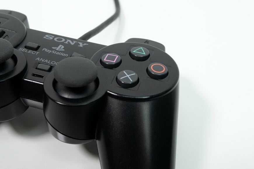「我が家のPS2本体はこの角度でないと…」ゲームあるあるに共感する声が続出「うちも同じ」「絶妙な位置」