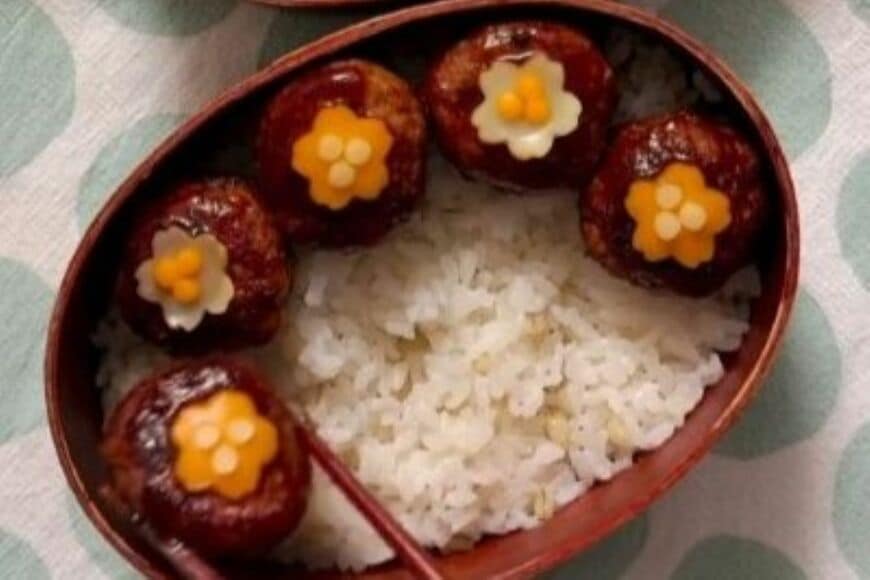 母が「夫と息子」に作る「桜の形のチーズ」が乗った愛情ハンバーグ弁当　美しい盛り付けの弁当が最高