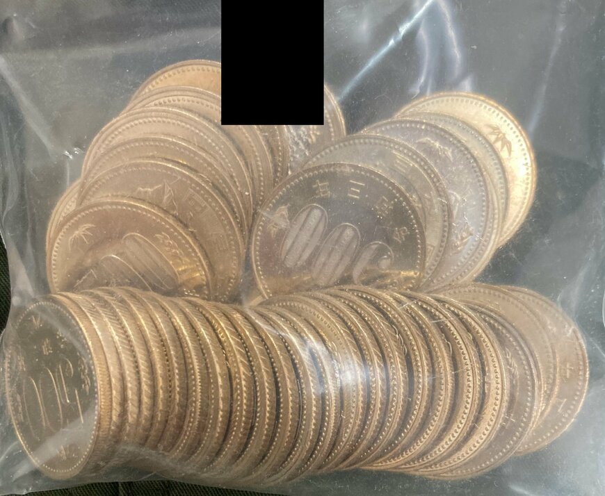 袋に入ったたくさんの500円玉