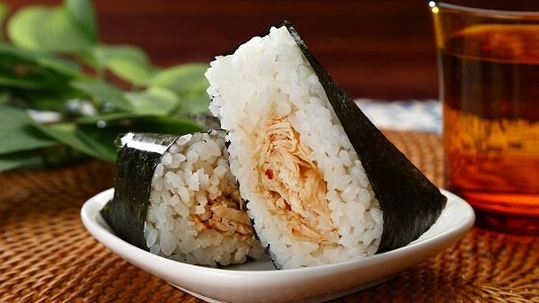 ローソンストア100の新商品:手巻おにぎりカオマンガイ風