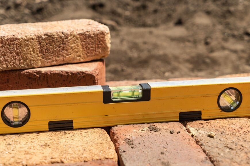 レンガの上に載った水平器。