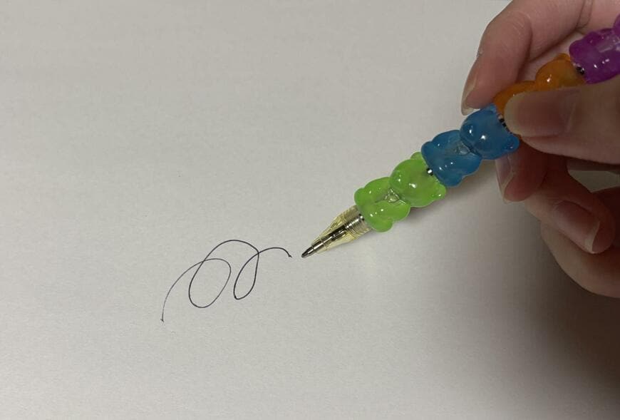 ダイソー、蓄光ボールペン(クマ型)1.0mm商品画像