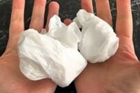 自宅でかさばりがちな「ビニール袋」　スリムな四角折りにして〈スッキリ収納〉に変身