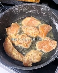 鶏むね肉が2種類の唐揚げに！同棲カップルの彼女が作るぎゅうぎゅう詰めの【ボリューム弁当】が話題