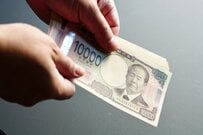 【年金受給者向けの給付金】「年金生活者支援給付金」は「どんな人が・いつ・いくら」受けとれる？《支給要件・給付額・請求方法》