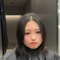 【大変身】ミディアムヘアの女性がカットで大胆イメチェン！似合わせウルフレイヤーで一気に垢抜け