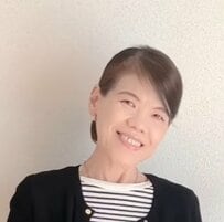 春らしいカジュアルコーデでカーディガンを着こなす60代マダム。シルバーアクセをアクセントに取り入れた着こなしと仕上がりに「素敵！」の声