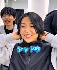 【ふんわり重めシャドウパーマ】伸ばし切った髪をさっぱりカットした女性　ふわふわの仕上がりに思わず笑顔