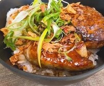 神奈川県の道の駅でフォアグラを食べられる？贅沢すぎるビジュアルのハンバーグ丼に「幸せが押し寄せる！」