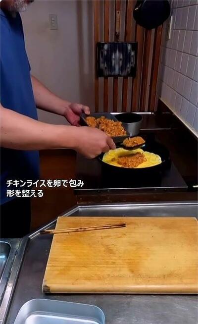 焼いた卵の上に、チキンライスをのせていく