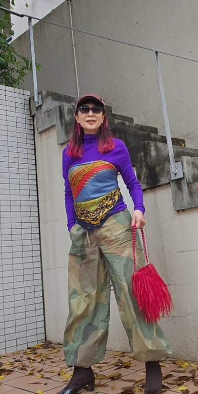 レッドのフリンジバッグとブラウンのブーツを合わせた全身コーデ