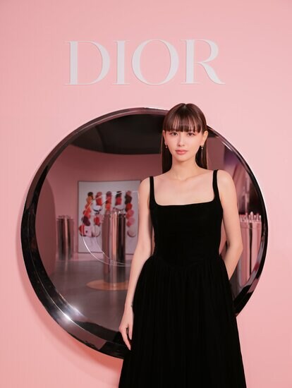 写真 | 39歳 鈴木えみの神々しい美しさ！ディオールブラックワンピで