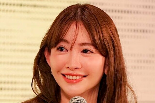 37歳 小嶋陽菜 宮古島満喫ショット！ミニ丈Tシャツ＆デニムコーデに「脚が長すぎ」「ずっと憧れ」絶賛の声相次ぐ
