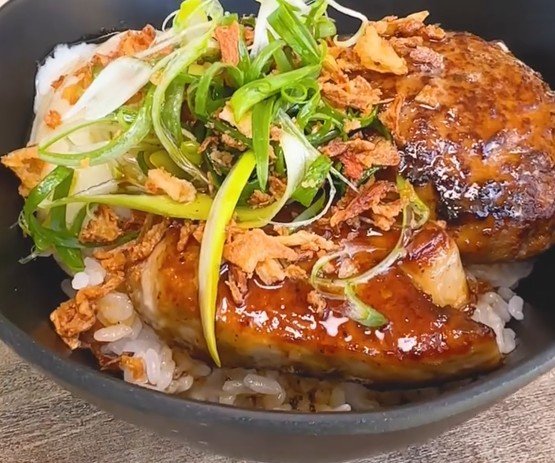 神奈川県の道の駅でフォアグラを食べられる？贅沢すぎるビジュアルのハンバーグ丼に「幸せが押し寄せる！」