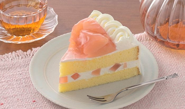 手頃な価格で桃の芳醇な風味を堪能できる「白桃のショート」