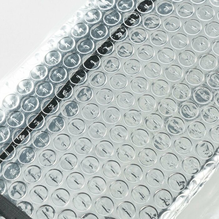 フロントガラスの内側にペタッと貼り付けるだけで設置が完了