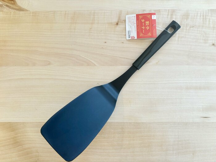 餃子をお皿に盛り付けるのに重宝しそうな「餃子ターナー」