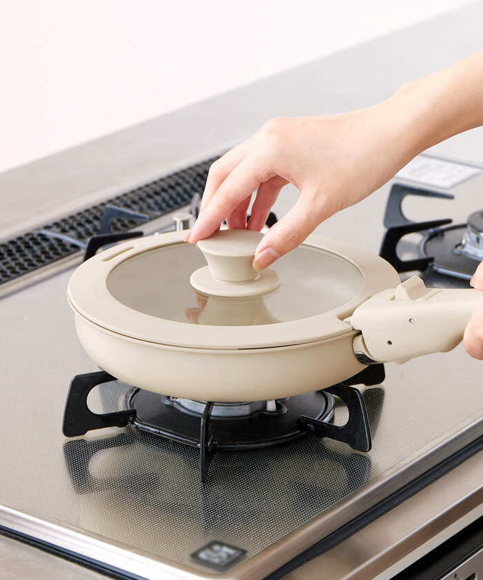 ガラス張りのフタなので、調理中の料理の様子もしっかり確認できる